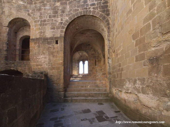 ACCESO AL PASO SUPERIOR DESDE LA PUERTA DE LOS CANÓNIGOS